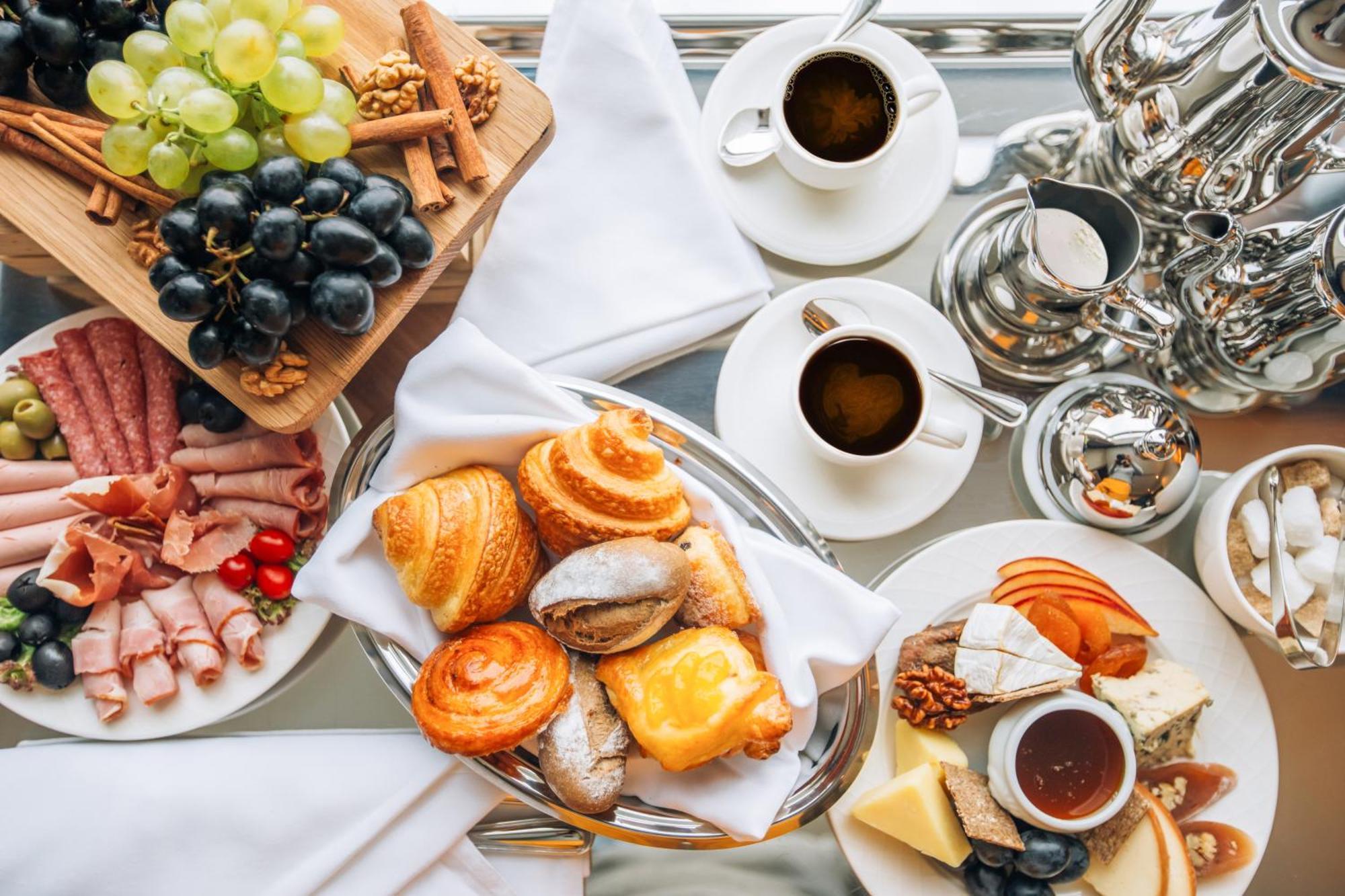 The Biltmore Tbilisi Hotel Exterior foto A continental breakfast
