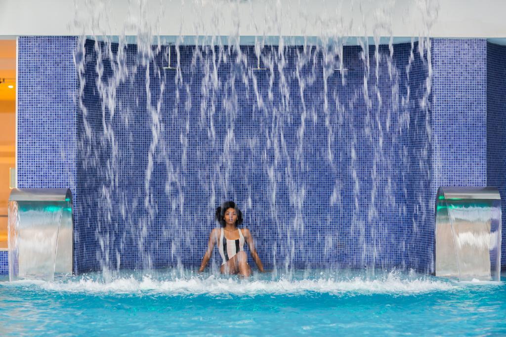 The Biltmore Tbilisi Hotel Exterior foto Waterfall at the pool